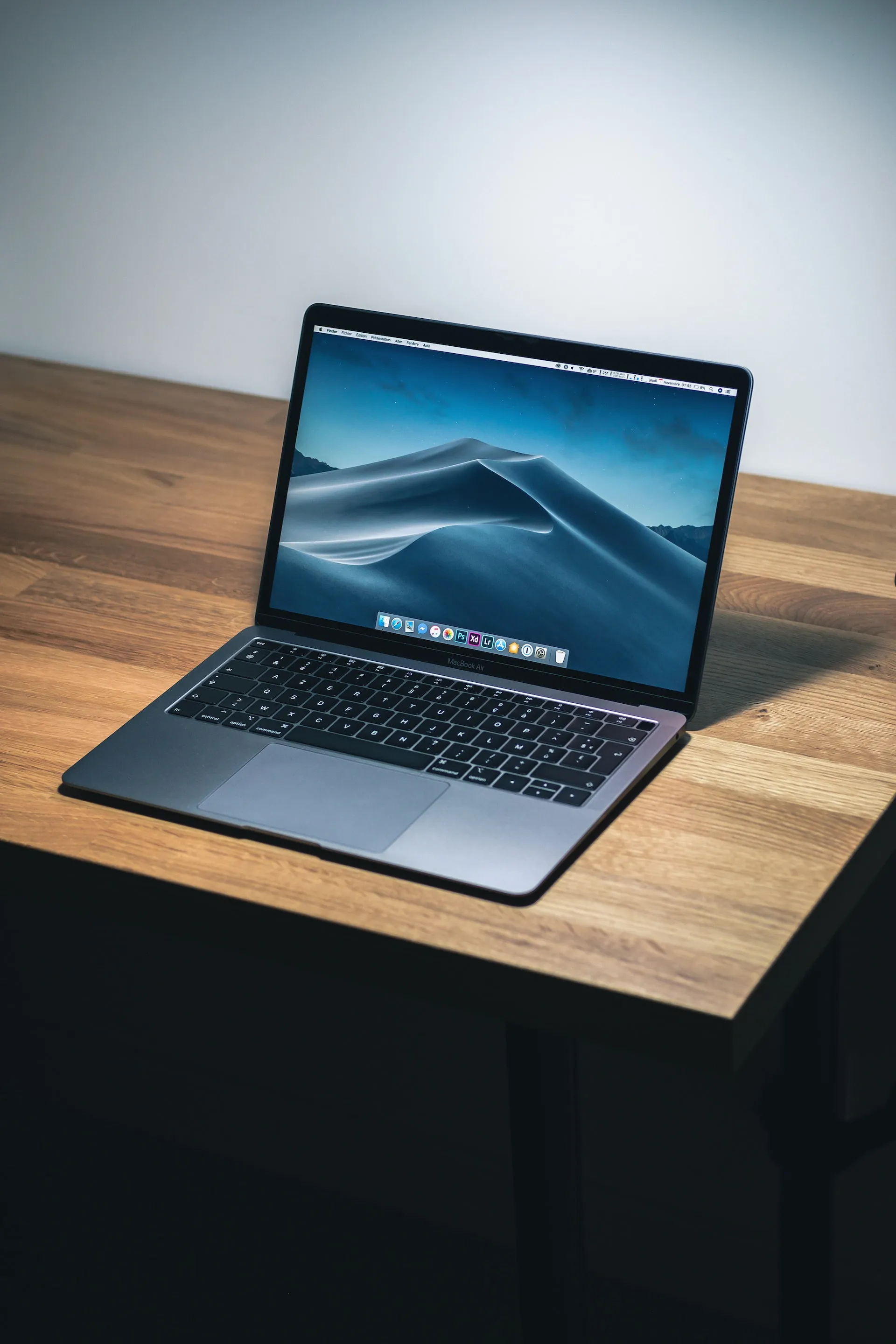 Laptop ekranında Finrend paneli